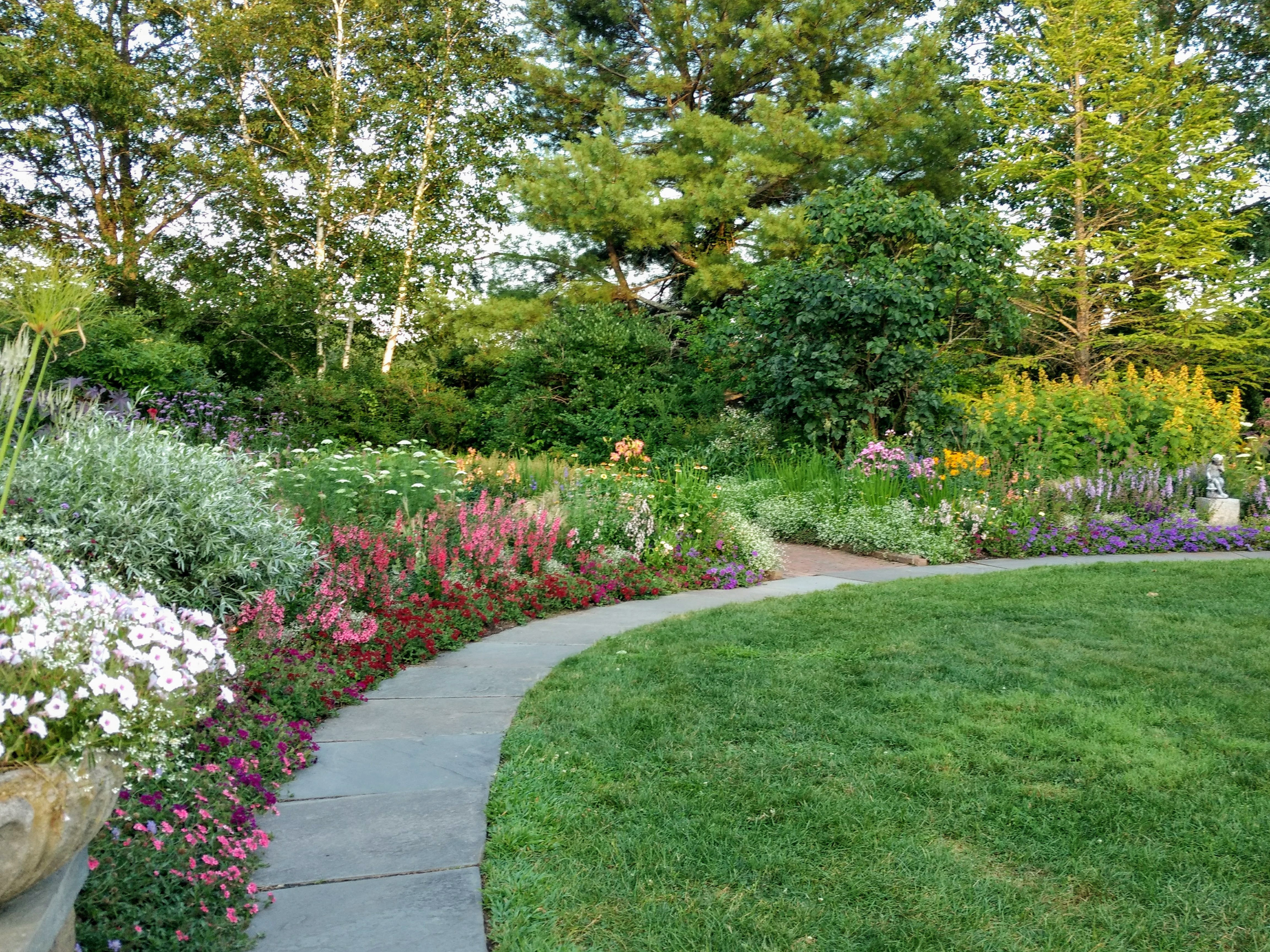 Благоустройство участка частного дома в Нальчике и Кабардино-Балкарской Республике
